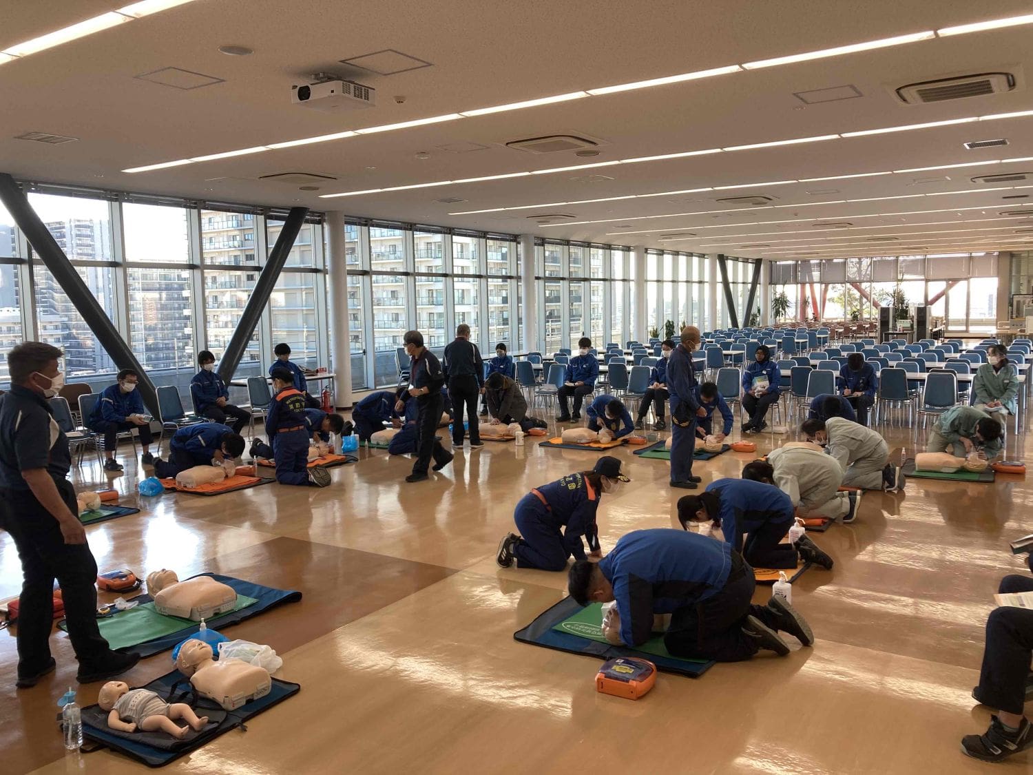 写真:普通救命講習(東京研究所)